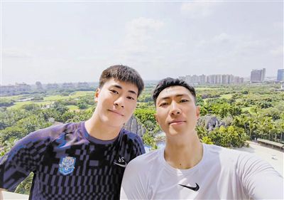 当天，他身穿黑色短袖搭配黑色短裤，露出来的小腿看起来十分纤细，和圆滚滚的肚子十分不相称。